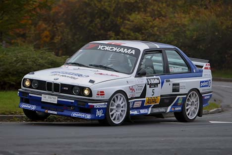 Johnny Pedersen på vej mod samlet sejr i sin BMW M3. Han vandt generelt med sølle 1,9 sekunder ned til nummer 2.
(Foto: Bjørn Johansson / <A HREF="http://www.bjohansson.dk" TARGET=_blank >bjohansson.dk</A>)